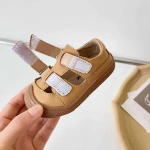Sandales en cuir souple pour bébé avec double velcro pour premiers pas de bambin