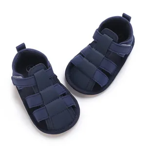 Vista superior detallada de sandalias de lona azul marino para bebé con velcro