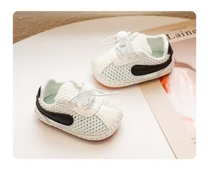 Detailansicht der atmungsaktiven Baby-Sommer-Mesh-Sneaker mit weichen Sohlen und Kordel