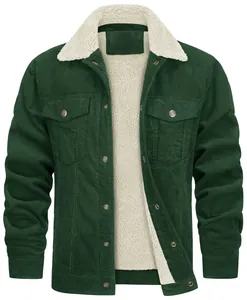 Primer plano de chaqueta de pana verde con cálido forro y cuello de vellón.