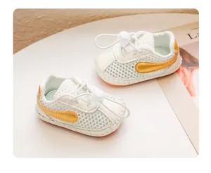 Detail von atmungsaktiven Mesh-Babylauflernschuhen mit weicher Sohle und Kordelzug.