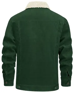 Vista trasera de una chaqueta de pana verde para hombre con cuello de sherpa crema.