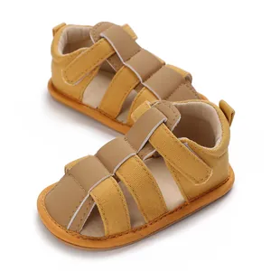 Vista macro detallada de sandalias de lona amarillas y marrones para bebés niños
