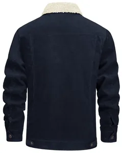 Vista posterior detallada de chaqueta de pana azul marino con cuello de borrego blanco