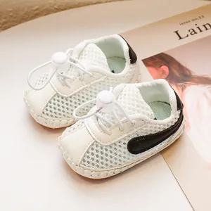 Atmungsaktive weiße Baby-Lauflernschuhe aus Mesh mit weicher Sohle und Kordelzug