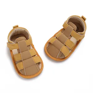 Primer plano de sandalias de verano amarillo mostaza para bebés de 0 a 1 año.