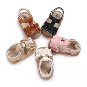 Vista superior de sandalias para bebé con volantes en oro, rosa, negro y neutros