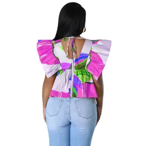 Rückansicht einer bunten Bluse mit Blumenmuster, Rüschenärmeln und Rückenschnürung