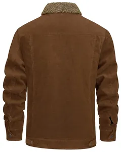 Vista trasera de una chaqueta clásica de pana marrón para hombre con cuello de vellón