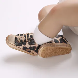 Vista dettagliata delle scarpe sportive morbide per neonati con stampa leopardata e punta oro.