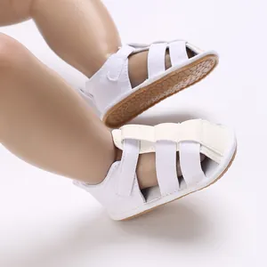 Detalle de sandalias blancas transpirables para bebé con suelas de goma suaves y flexibles