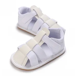 Vista detallada de sandalias blancas para bebé niño de 0 a 1 año con cierre de velcro