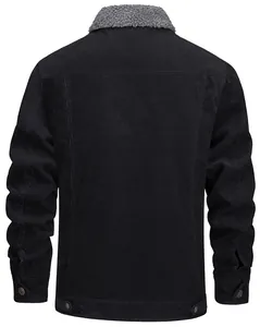 Vista posterior detallada de una chaqueta de pana negra para hombre con cuello de felpa sherpa.