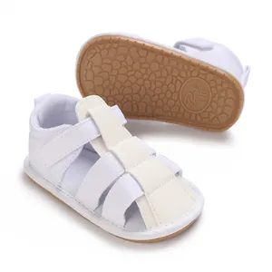 Primer plano de sandalias de verano blancas y transpirables para bebés con suela de goma
