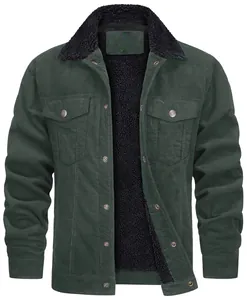 Detalle de una chaqueta de pana verde oscuro con forro y cuello de felpa suave
