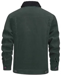 Vista trasera de una chaqueta de pana verde oscuro para hombre con cuello de felpa.