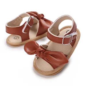Detailansicht brauner PU-Leder-Sandalen für Babymädchen mit großer dekorativer Schleife