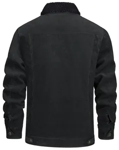 Vista posterior detallada de una chaqueta de pana negra para hombre con cuello de sherpa