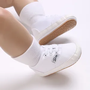 Vue détaillée de chaussures de marche pour bébé blanches avec semelle souple et antidérapante