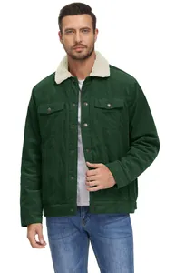 Vista de chaqueta de pana verde para hombre con cuello de sherpa, resaltando la textura