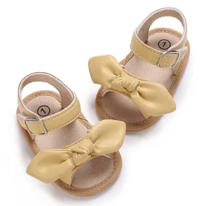 Detailansicht der gelben Baby-Sandalen mit weicher Sohle und großer Schleife