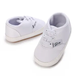 Détail rapproché de baskets en toile blanches respirantes pour bébés âgés de 0 à 1 an