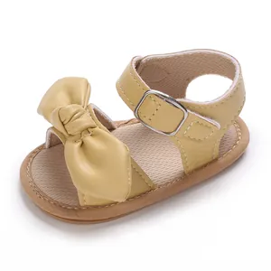 Nahaufnahme von weichsohligen Baby-Prinzessinnen-Sandalen mit Schleifendekor