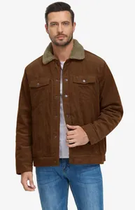 Detalle de chaqueta de pana marrón para hombre con cuello de borreguito y bolsillos frontales