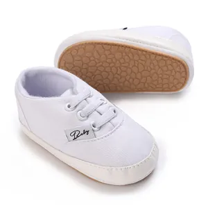 Chaussures de marche classiques en toile blanche pour bébés avec semelle souple
