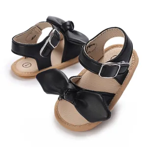 Schwarze Baby-Sandalen aus Kunstleder mit weicher Sohle, niedlicher Schleife und Schnalle