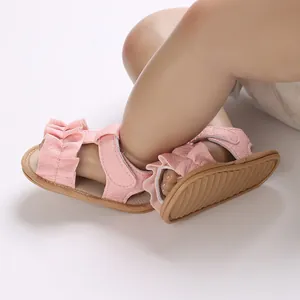 Lindas sandalias rosas con volantes para bebé niña con suelas de goma para verano