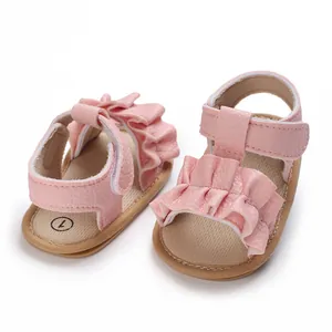 Sandalias rosas para bebé con volantes y cierre de velcro ajustable.