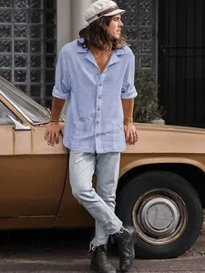 Vue détaillée d'une chemise décontractée bleu clair pour homme en tissu texturé