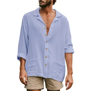 Détail d'une chemise en lin bleu clair pour homme avec tissu texturé et boutons.