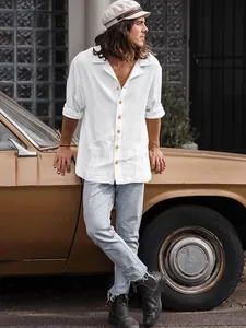 Chemise texturée blanche décontractée pour hommes avec manches retroussées contre une voiture
