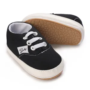 Vue détaillée de baskets bébé en toile noire avec semelle antidérapante pour 0-1 an