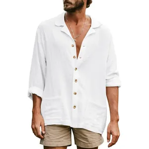 Vue détaillée d'une chemise ample blanche à manches longues pour homme avec col revers