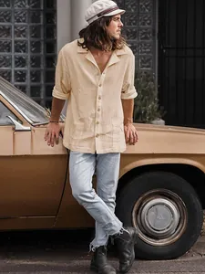 Chemise décontractée pour hommes en lin beige avec manches retroussées et boutons