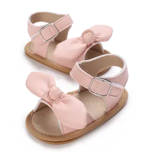 Detailansicht der rosa Baby-Sandalen mit weicher Sohle und dekorativer Schleife
