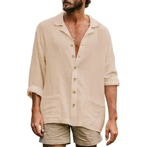 Détail d'une chemise ample en lin pour hommes avec col à revers en tissu texturé et boutons