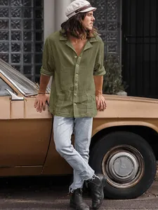 Détail d'une chemise décontractée pour homme vert olive à manches longues et revers