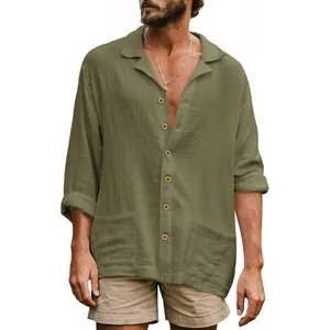 Détail d'une chemise décontractée verte pour homme en coton avec col à revers et texture