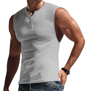 Detailansicht eines grauen Henley-Tanktops für Herren mit drei Knöpfen am Ausschnitt