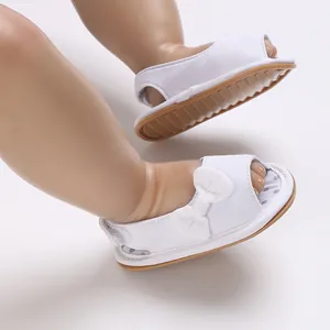 Detailansicht weißer Baby-Sandalen mit Schleife und weicher rutschfester Sohle