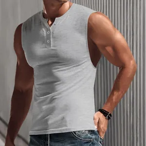 Nahaufnahme eines grauen, ärmellosen Herren-Henley-T-Shirts mit schmaler Passform und Knopfleiste