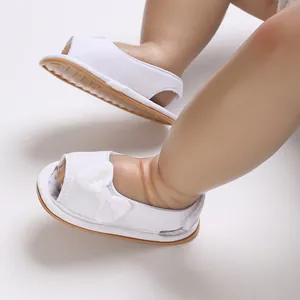 Detailweergave van witte baby sandalen met strik, ademend gaas en zachte antislipzool