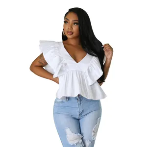 Detailansicht einer weißen V-Ausschnitt Bluse mit Rüschenärmeln an einem Model