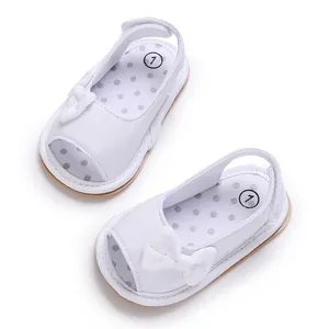 Detailansicht weißer atmungsaktiver Baby-Sandalen aus Mesh mit Schleife und Punkte-Sohle