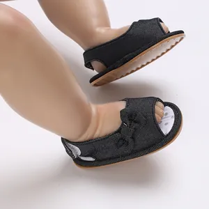 Detailansicht süßer Baby-Sandalen aus Mesh mit Schleife und weicher Anti-Rutsch-Sohle