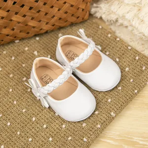 Draufsicht auf weiße Baby-Prinzessin-Schuhe aus PU-Leder mit geflochtenem Riemen